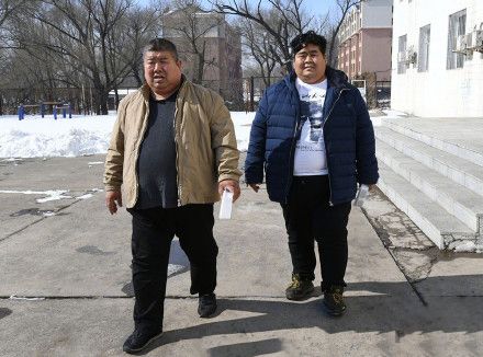 田士光与儿子都是体型非常胖的人，加起来共700余斤
