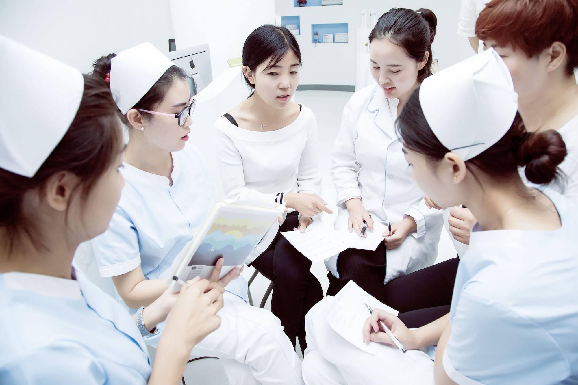 在深圳怎样找专业的美容培训学校?在美容学校能学到好的美容技术吗? 